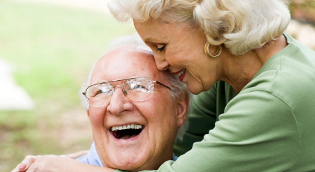 implantátummal-mosolygó-idős-pár